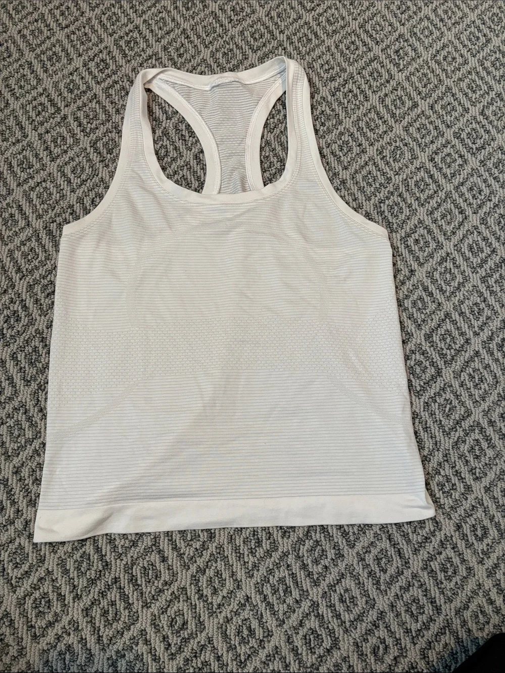 lululemon athletica White Swiftly Size 6 Racerback Seamless Tank
